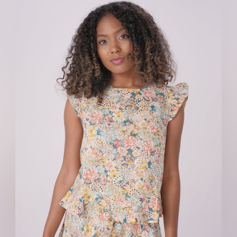 LUNA MOON NWOT Tropical Floral Printed Eyelet Top